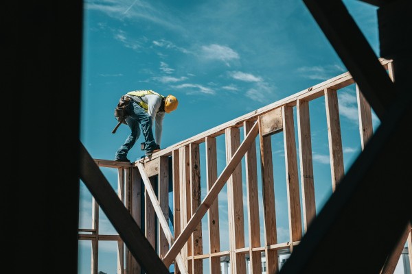 Holz(hybrid)bauten werden immer beliebter (Foto ©  Josh Olalde, Unsplash)