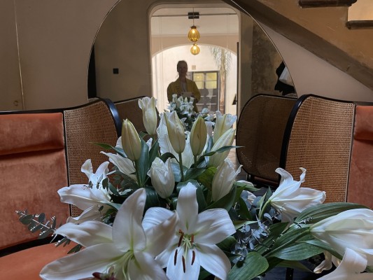 Frische Blumen und ein bespoke Raumduft runden die besondere Atmosphäre ab