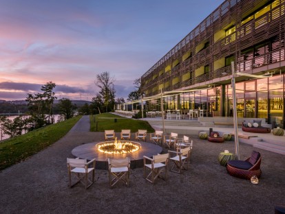 Außenansicht der Seezeitlodge mit Feuerstelle