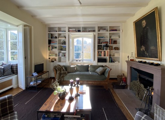 Wohnzimmer mit offenem Kamin in der Maison Forestière