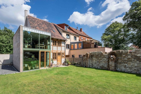 Das Fachwerkhaus aus dem 17. Jahrhundert in Aschersleben wurde mit wiederverwendeten Altmaterialien, Holzweichfaserplatten und Lehm saniert (Foto: Steffen Spitzner Architekturfotograf)