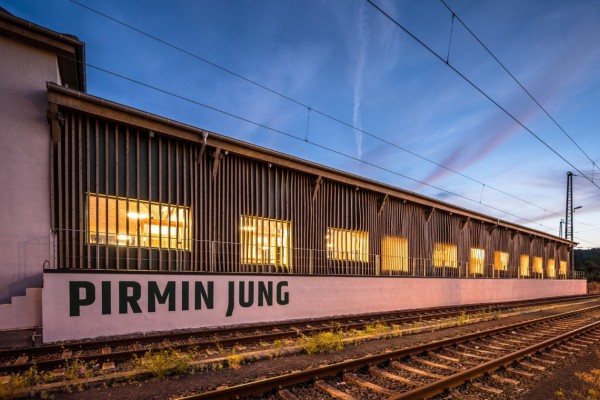 Der ehemalige Güterbahnhof Remagen erhielt bei der Sanierung eine Umkleidung mit einer energetisch hocheffizienten Holzfassade (Foto: Dominik Ketz)
