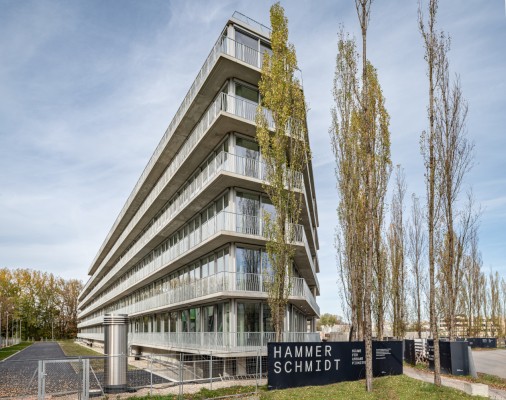 Frontaler Blick auf die Fassaden des HAMMERSCHMIDT