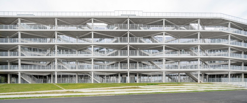 Eine Kaskadentreppe strukturiert das Äußere