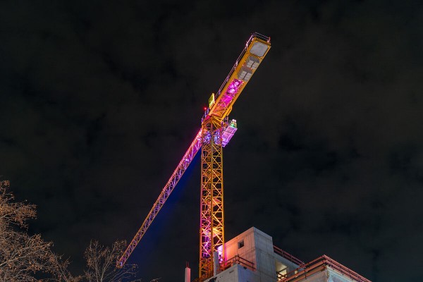 Bunt beleuchteter Kran (© AXA IM Alts / ACCUMULATA)