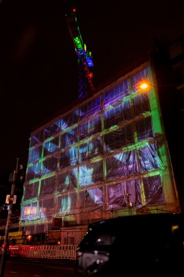 Illuminierte Fassade von "The Stack" (© Fabian Wagner)