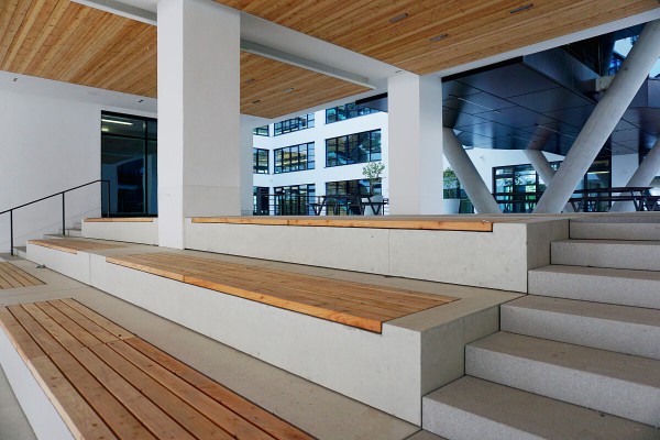 Sitztreppe mit Holzauflagen
