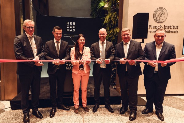 v. l. n. r.: Günter Koller (Wilhelm von Finck Hauptverwaltung), Ralf Peter (EURO REAL ESTATE), Prof. Dr. Elisabeth Merk (Stadtbaurätin der Landeshauptstadt München), Stefan Schillinger (Geschäftsführer ACCUMULATA Group), Christian Bernreiter (Bayerischer Staatsminister für Wohnen, Bau und Verkehr), Dr. Christian Scharpf (Wirtschaftsreferent der Landeshauptstadt München); Foto © Euro Real Estate/ACCUMULATA, Fabian Hattinger/ninetofive studios