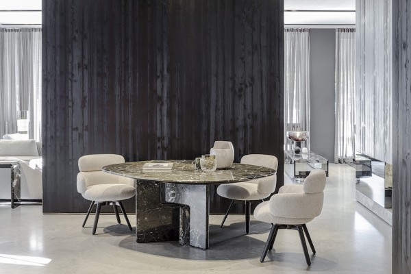 Ausstellung im Showroom Minotti by Egetemeier mit einem Tisch von Hannes Peer | © Gabriel Buechelmeier
