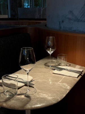 Tisch im NICE (Foto: © Sophia Lippsmeier)
