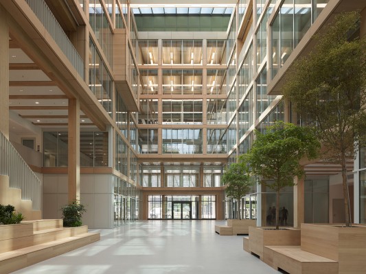 Atrium im i8 (Foto: © Yohan Zerdoun, R&S Immobilienmanagement GmbH)