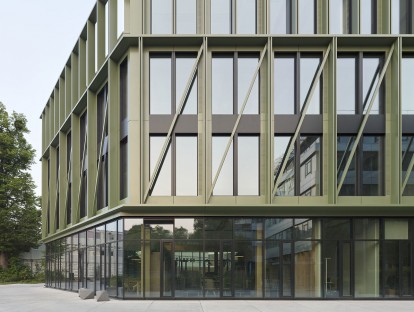 Außenfassade mit dem Nice im Erdgeschoss (Foto: © Yohan Zerdoun, R&S Immobilienmanagement GmbH)