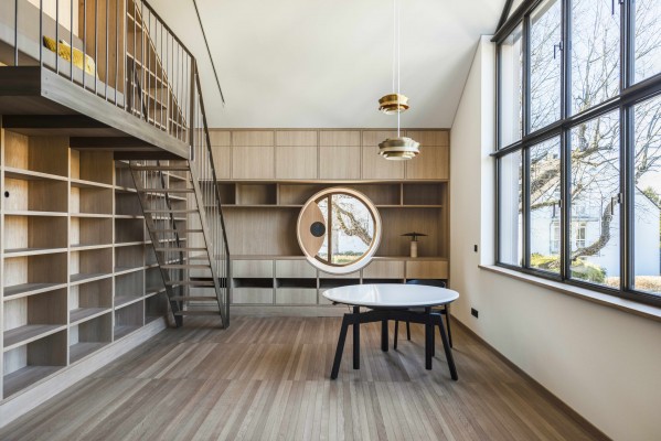 Bibliothek mit Atelierfenster aus patiniertem Messing