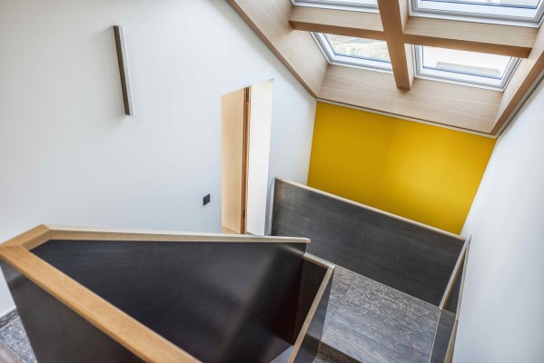 Spilt-Level-Treppe mit Brüstung aus Schwarzstahl