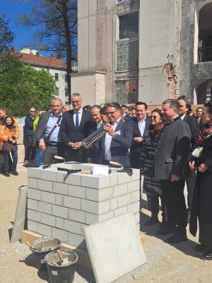 Andreas Wißmeier mit der Zeitkapsel bei der Grundsteinlegung (Foto: A. Schmelter-Kaiser)