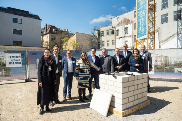 Von l.n.r.: Rita Ahlers, Partnerin und Architektin bei Hilmer Sattler Architekten; Peter G. Neumann, Gründer und Gesellschaftler Rock Capital Group; Andreas Wißmeier, Geschäftsführer Rock Capital Group; Stadtbaurätin Prof. Dr. Elisabeth Merk; Christian Lealahabumrung, Gründer und Gesellschafter Rock Capital Group; Christian Bernreiter, Staatsminister für Wohnen, Bau und Verkehr; Dr. Christian Scharpf, Referent für Arbeit und Wirtschaft; Dr. Constantin H. Alsheimer, Vorstandsvorsitzender Thüga AG; Verena Dietl, Dritte Bürgermeisterin von München; Dr. Matthias Cord, stv. Vorstandsvorsitzender Thüga AG (Foto: Chris König)