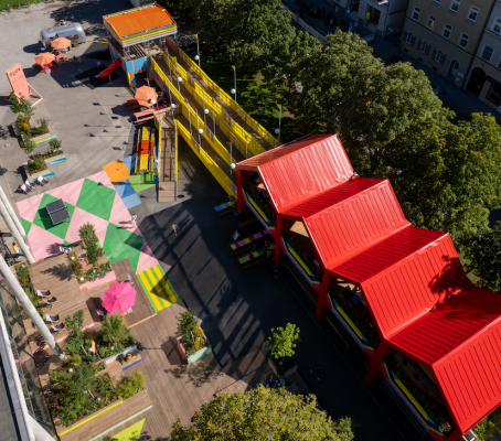 Cometogether neben der Pinakothek der Moderne: FLUX von oben (Drohenaufnahme: Maurice Luebeck)