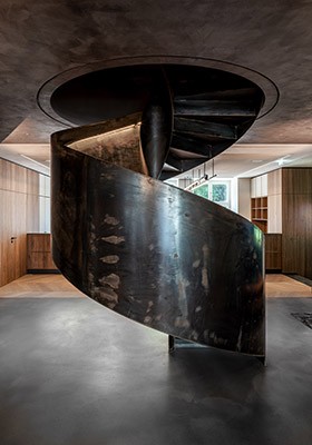 Spindeltreppe aus Faltwerkstufen und geländerhoher Wange