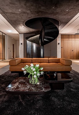 Spindeltreppe in einem Bürogebäude mit beleuchtetem Handlauf