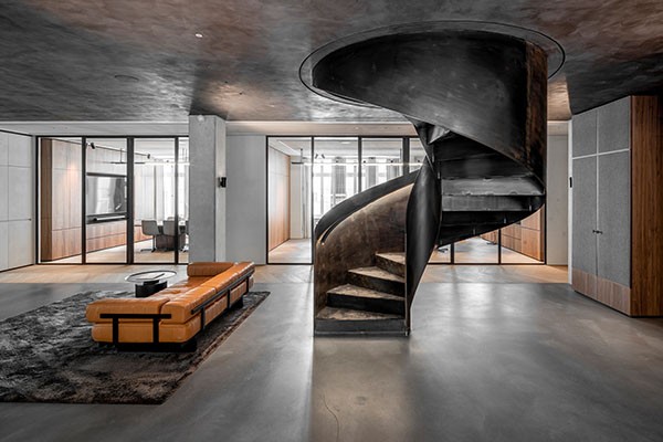 spitzbart-Treppe in einem exklusiven Büro