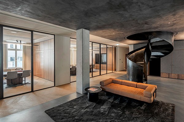 spitzbart-Treppe in einem Verwaltungsgebäude