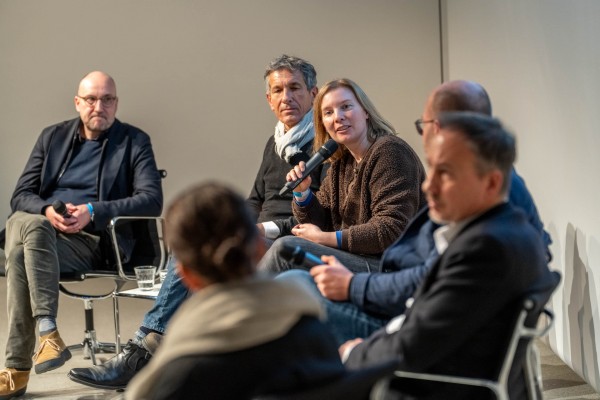 Die Diskussion unter Moderation von Nadine Vicentini (bayern design GmbH | © Edward Beierle