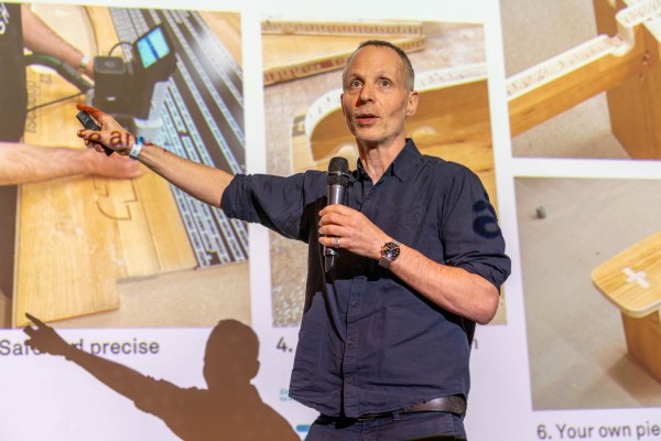 Yves Ebnöther (ZHAW Winterthur mit seinem spannenden Praxisbericht  "Parametric Off-Cut Furniture" | © Edward Beierle