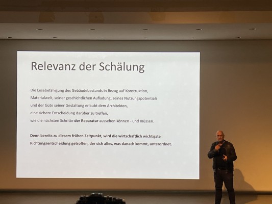 und machte uns mit einem temperamentvollen Vortrag...