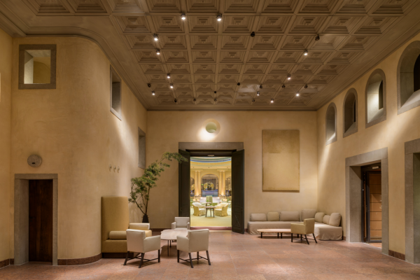 Neu: hölzerne Kassettendecke anstelle Luftraum mit Messinggeländer