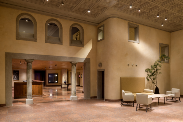 Der Naturstein-Boden blieb erhalten, an den Wänden nun Lehmputz