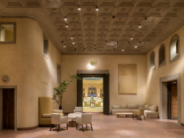 Neu: hölzerne Kassettendecke anstelle Luftraum mit Messinggeländer