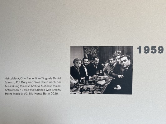 Heinz Mack, Otto Piene, Jean Tinguely, Daniel Spoerri, Pol Bury und Yves Klein nach der Ausstellung Vision in Motion, Motion in Vision Antwerpen, 1959. Foto: Charles Wilp | Archiv Heinz Mack © VG Bild Kunst. Bonn 2026.
