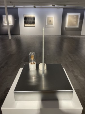 Ein großer Uecker-Nagel samt Glühlampe mit Fassung: Schatten und Licht von 1969 | Foto RG