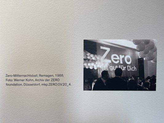 Zero-Mitternachtsball, Remagen, 1966, Foto: Werner Kohn, Archiv der ZERO foundation, Düsseldorf, mkp.ZERO.0.V.20_4.