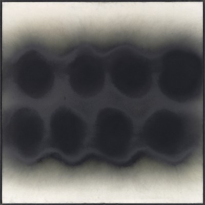 Otto Piene (1928–2014) Due onde nell´oscurità, Öl, Feuer und Rauch auf Leinwand, 1963, 100 x 100 cm, Sammlung Schaub, München © VG Bild-Kunst, Bonn 2026