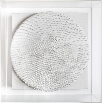 Günther Uecker Lichtscheibe 1967, Nagel und weiße Farbe auf Holz, 1967, Ø 61 cm, Sammlung Kohlrusch, Bayern © VG Bild-Kunst, Bonn 2026, Foto: Jörg Schleicher