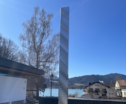 Stele von Heinz Mack vor dem Museum | © RG