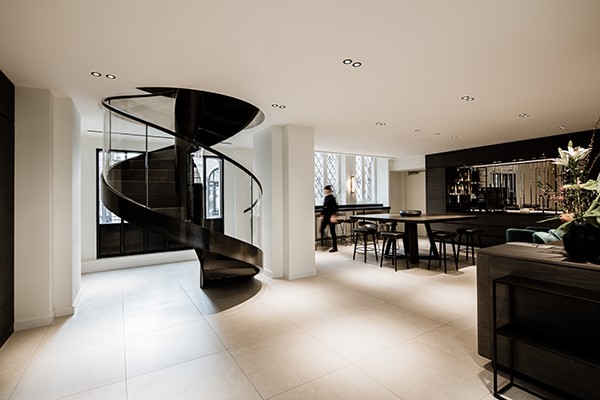 Spindeltreppe mit Glasgeländer im Verwaltungsgebäude