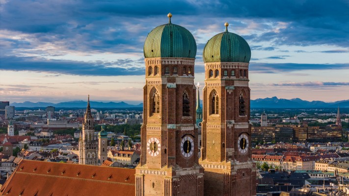 Frauenkirche und Alpen am Morgen©