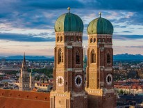 Frauenkirche und Alpen am Morgen©