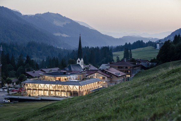 Vorne das Spa-Gebäude, dahinter das Hotel-Gebäude | © Hubertus