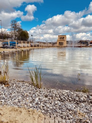 Der neue See wurde mit mehreren hundertausend Litern Wasser befüllt.