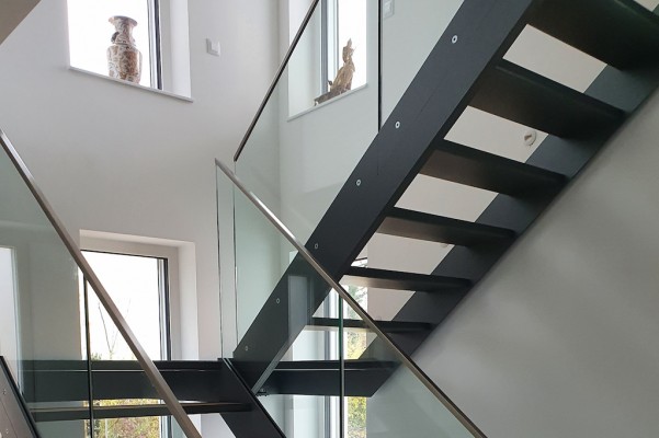 Wangentreppe von spitzbart treppen - kombiniert die Materialien Stahl und Glas