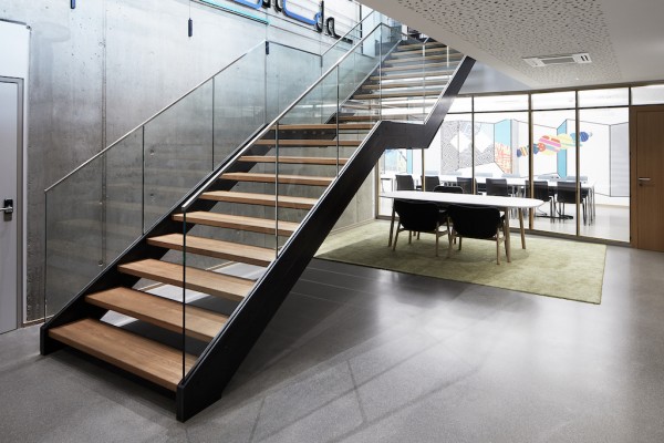 Geschäftstreppe von spitzbart treppen - Kombination aus dem Material Stahl, Glas und Holz - Foto @ Andy Brunner
