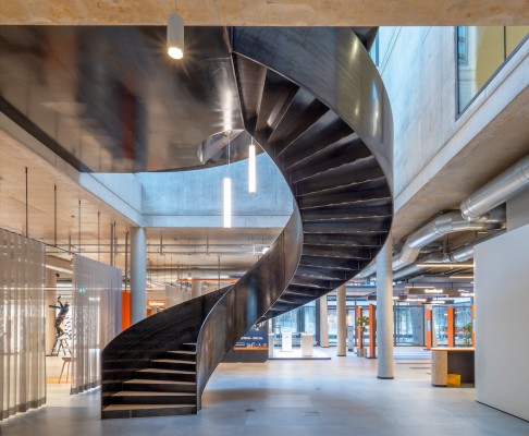 Treppe im Verwaltungsgebäude von spitzbart treppen - Kombination von Stahl und Holz