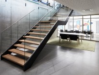 Geschäftstreppe von spitzbart treppen - Kombination aus dem Material Stahl, Glas und Holz - Foto @ Andy Brunner