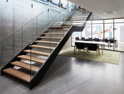 Geschäftstreppe von spitzbart treppen - Kombination aus dem Material Stahl, Glas und Holz - Foto @ Andy Brunner