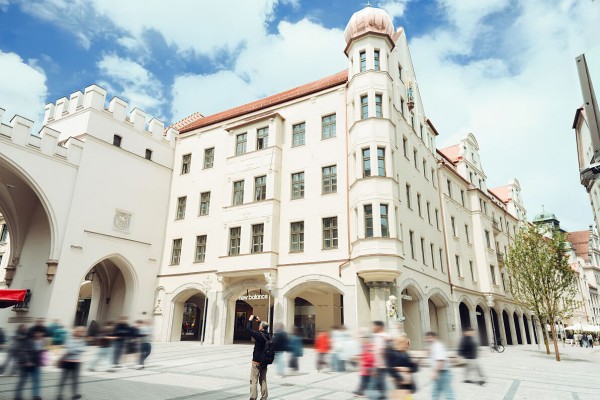Fassade des HERZOG MAX am Karlstor (© Fabian Wagner)
