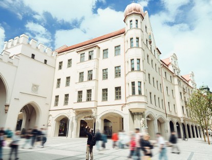 Fassade des HERZOG MAX am Karlstor (© Fabian Wagner)