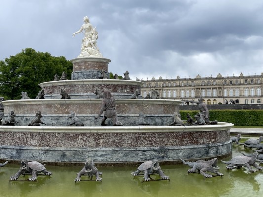 Brunnen mit Schloss | Foto © R. Geibel